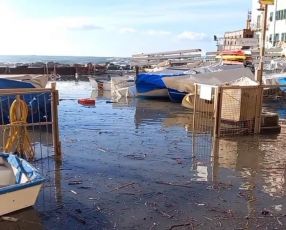 Mareggiata a Genova, allagata la spiaggia di Vernazzola (VIDEO)