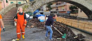Mareggiata, anche Bogliasco colpita: danni in spiaggia e sul lungomare, anche il sindaco Pastorino "spala" i detriti