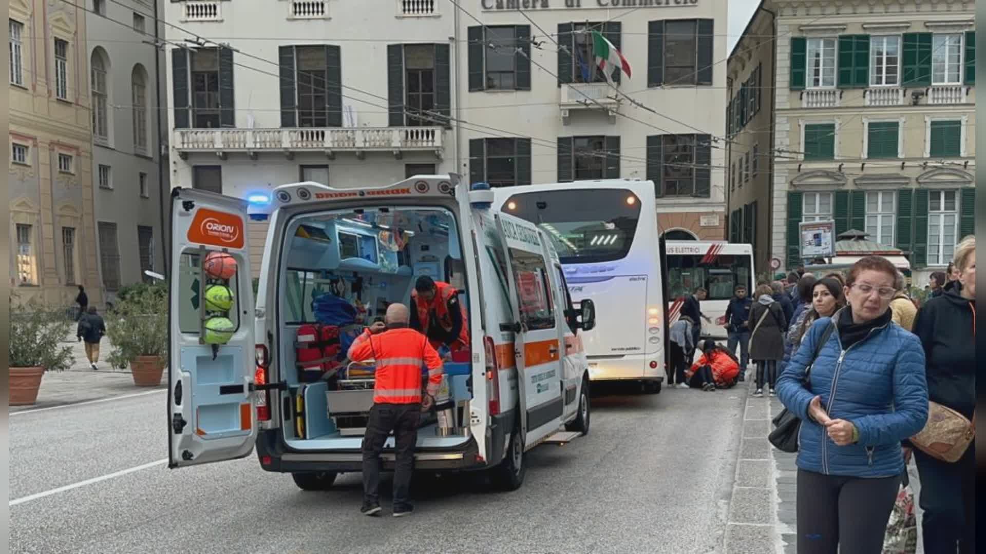 Genova, turista brasiliana di 87 anni investita a De Ferrari: portata all'ospedale Galliera con forte trauma cranico