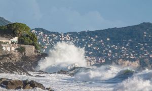 Mareggiate in Liguria, giornata da bollino nero. Toti: "State lontani dalle coste"