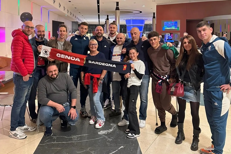Genoa Club Sardegna, una delegazione di tifosi rossoblu' accoglie la squadra a Cagliari