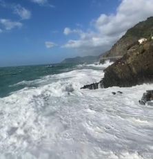 Cinque Terre, forte vento e mareggiata su Riomaggiore e Vernazza. Protezione Civile: "Ma i tanti turisti rimangono sul lungomare"