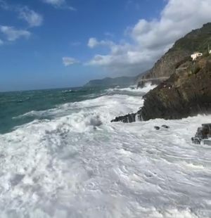 Cinque Terre, forte vento e mareggiata su Riomaggiore e Vernazza. Protezione Civile: "Ma i tanti turisti rimangono sul lungomare"