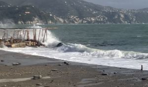 Santa Margherita Ligure, il comandante della Capitaneria di Porto mette in guardia: "La mareggiata è pericolosa, state lontani dalla costa"