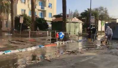 Riva Trigoso, il mare allaga via Colombo. Il sindaco Solinas: “Pompe idrovore e residenti al lavoro. Chiuso parzialmente il borgo di Renà”