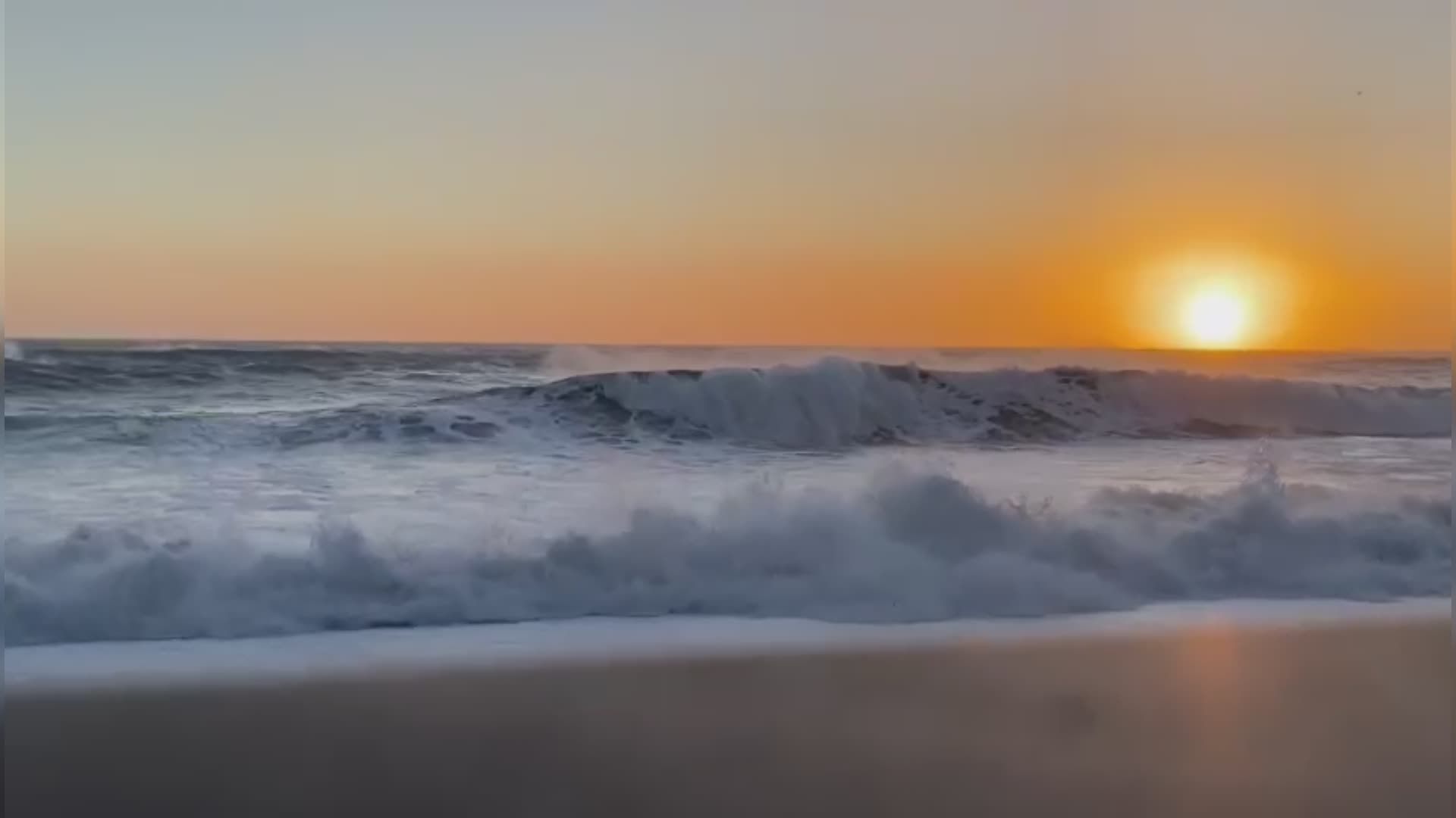 Sori, la violenta mareggiata al tramonto: l'ultimo sole che "accompagna" le onde