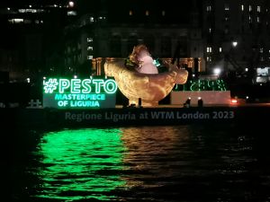 Liguria, il pesto "illumina" Londra: la chiatta con il mortaio si accende sul Tamigi. Toti: "Venite a trovarci, la nostra terra ha tanto da offrire" 