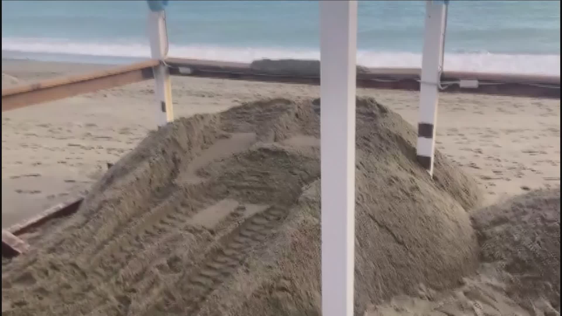 Albisola Superiore, stabilimento balneare sepolto da oltre un metro di sabbia dopo la mareggiata