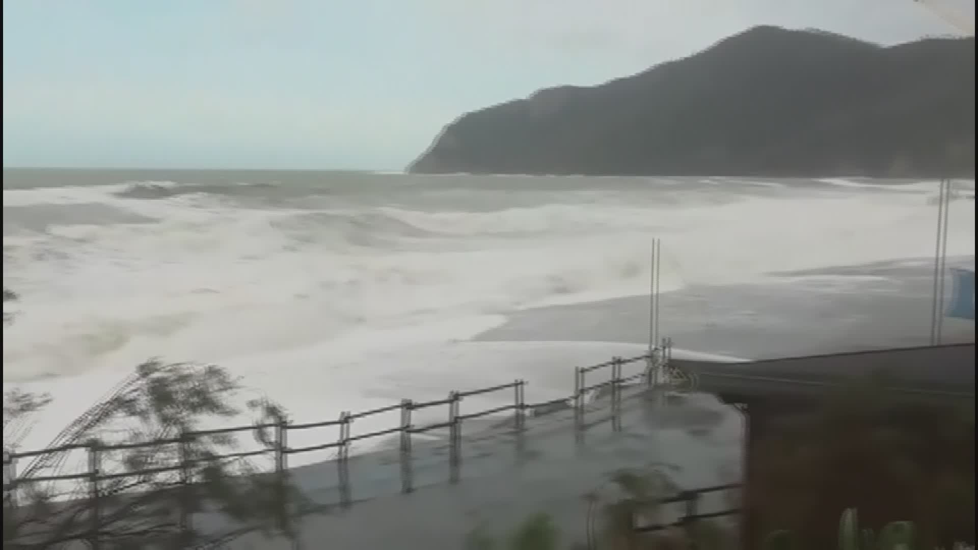 Mareggiate, Toti firma lo stato d'emergenza regionale: "Già pronti 1,5 milioni per i sindaci. Dal governo risarcimenti per i privati"