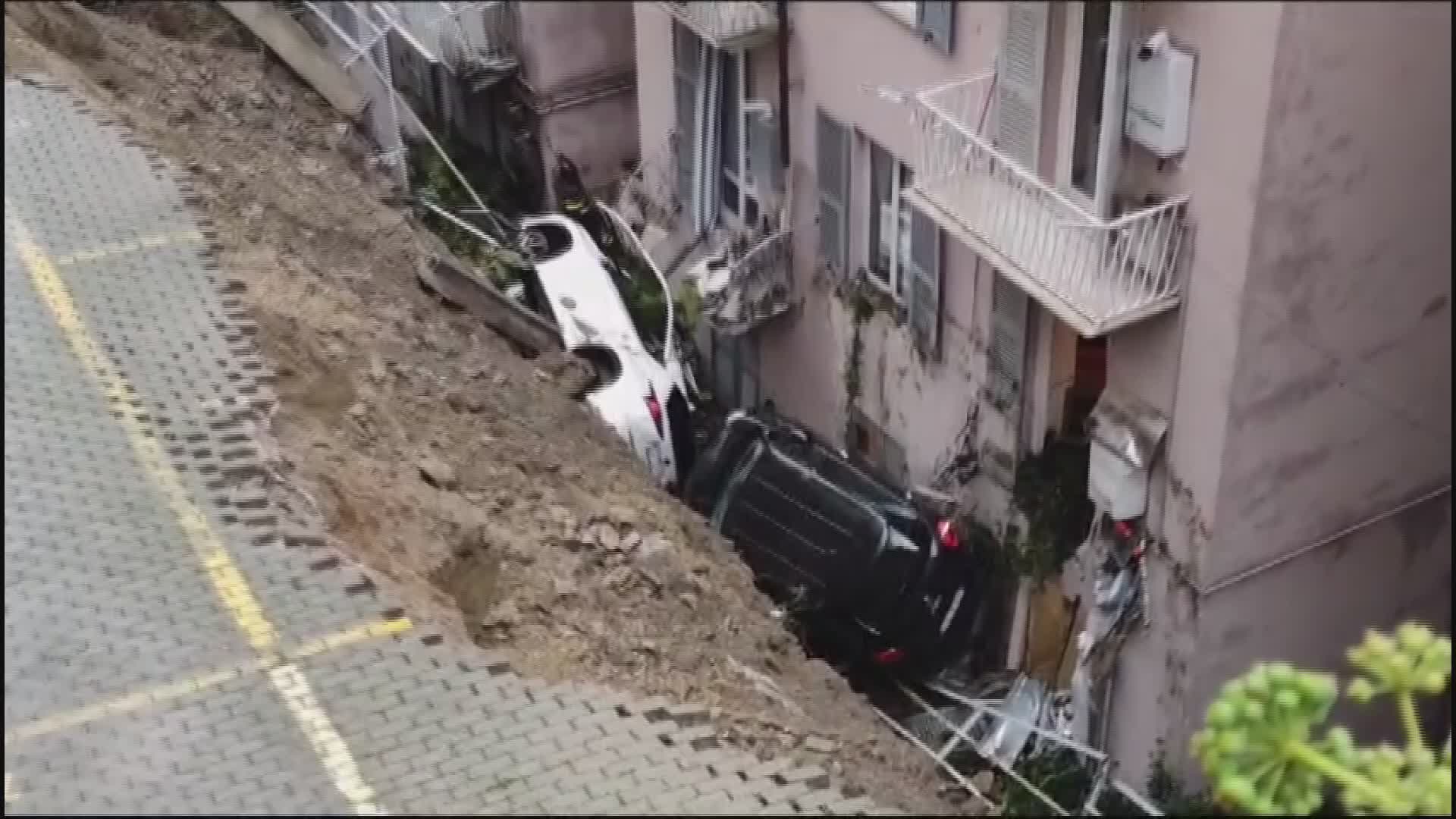 Genova, crolla un muraglione in via Cabrini: precipitano due auto parcheggiate, evacuati dodici appartamenti in via Acquarone (VIDEO)