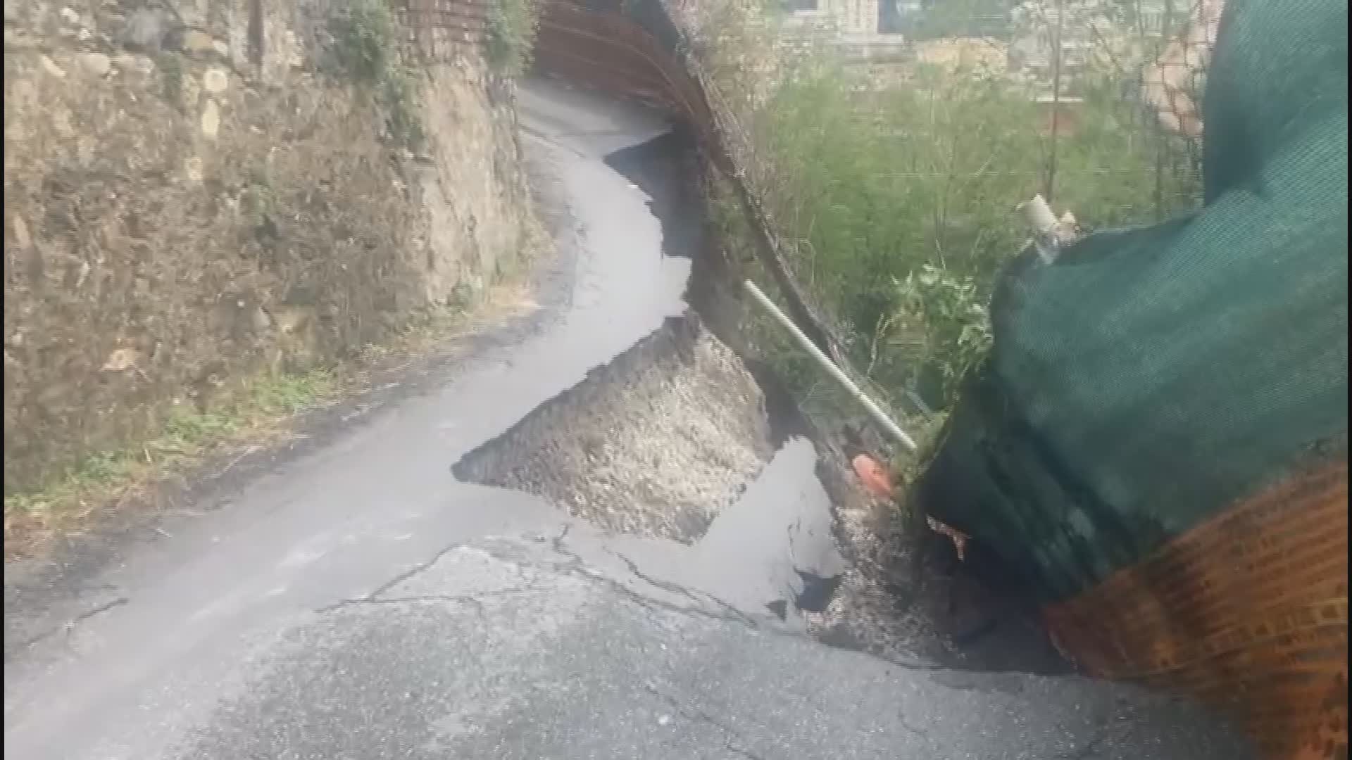 Genova, altro cedimento stradale: circa 200 isolati a Trasta. Romeo (Mun. Vapolcevera): "Individuata una strada alternativa"