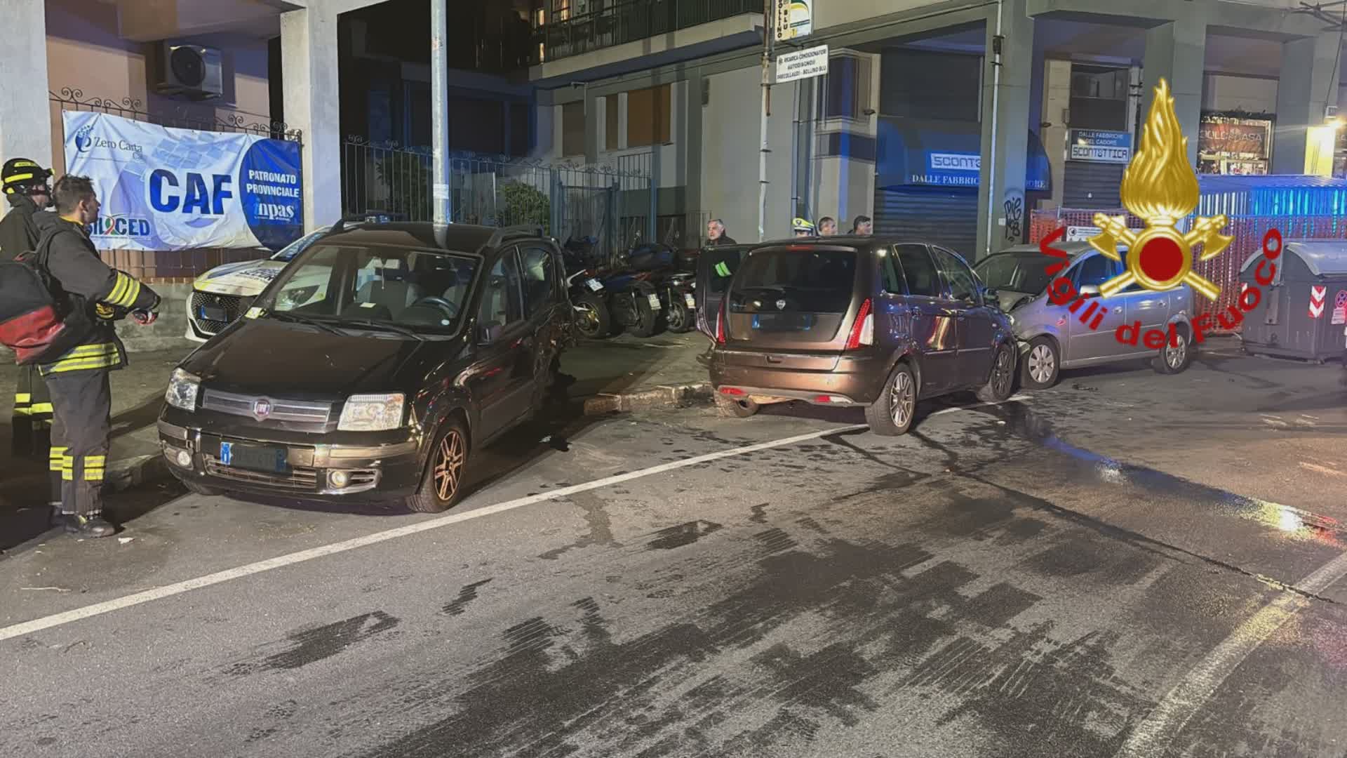 Genova, incidente in via Napoli: auto sbanda e colpisce numerosi veicoli parcheggiati