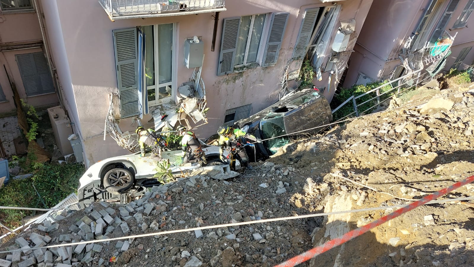 Genova, crollo parcheggio a Castelletto: iniziato il recupero dei mezzi. I vigili del fuoco sono intervenuti anche per eliminare una fuga di gas