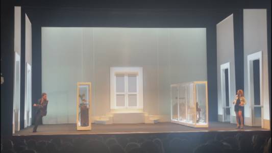 Genova, grande successo per la prima di "L'avaro" di Molière al Teatro Modena: standing ovation per una bella azione scenica imrontata alla modernità
