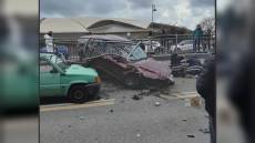 Genova, grave incidente a Pra': un'auto finisce incastrata nella ringhiera. Due persone portate in codice rosso al San Martino