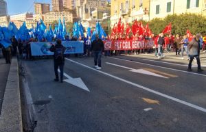 Genova, migliaia di persone in corteo per dire no alla manovra finanziaria di governo. Cori contro Salvini e Meloni (VIDEO)