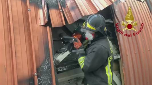 Genova, incendio sul tetto di una palestra al Lagaccio (VIDEO)