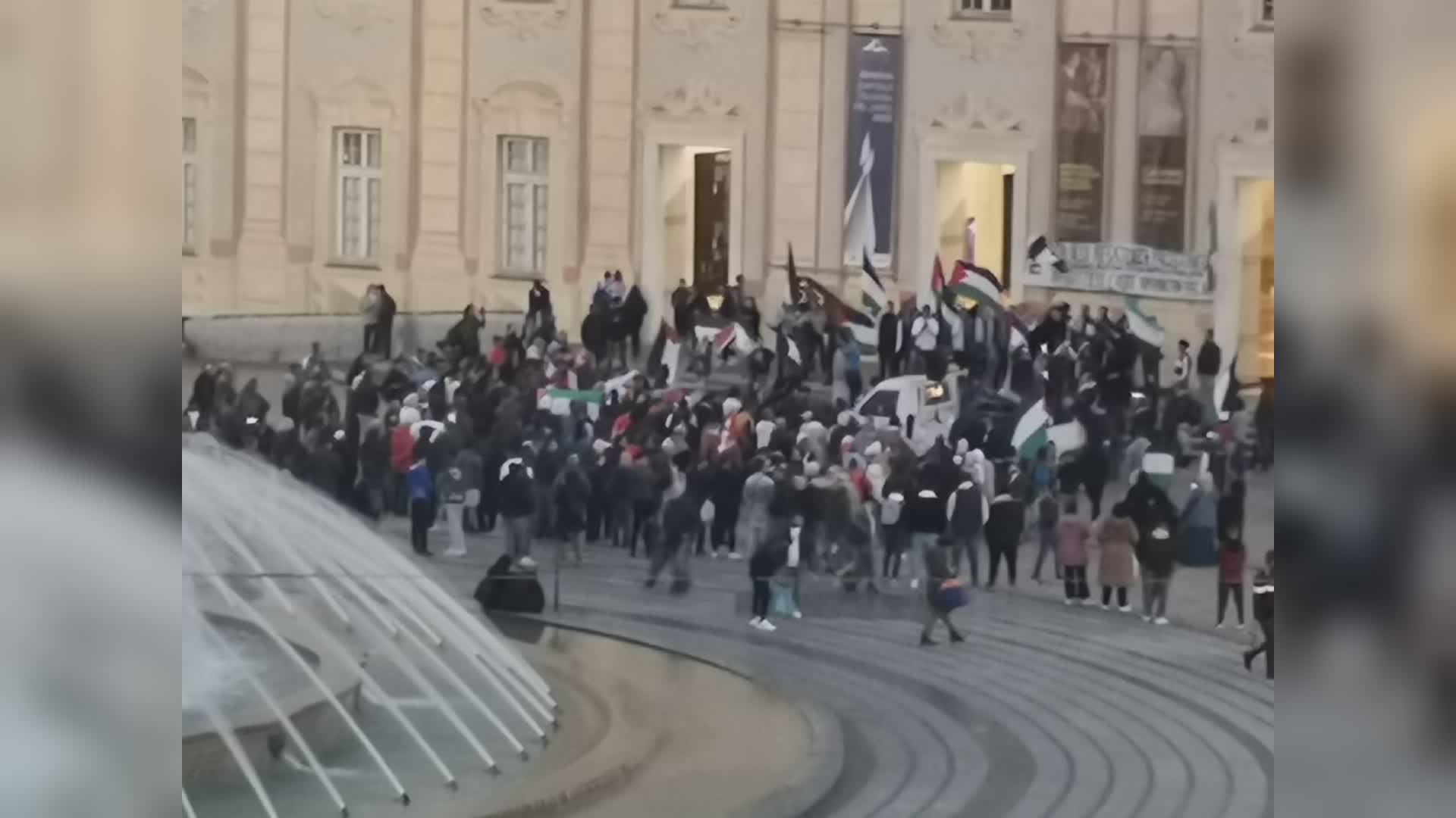 Genova, raduno pro-Palestina in piazza De Ferrari