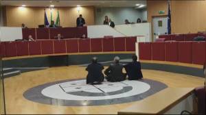 Liguria, si vota il piano socio-sanitario: bagarre in consiglio, l'opposizione si siede per terra per protesta. Riprende la seduta (VIDEO)