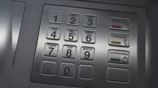 Genova: deruba anziano invalido sul bus e usa il suo bancomat, arrestato