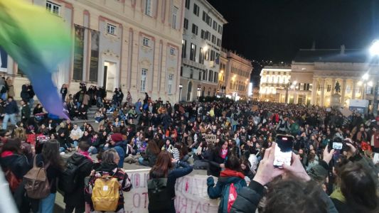 Genova, corteo antiviolenza in centro: in centinaia con cori e striscioni in presidio sotto la Regione nel ricordo di Giulia Cecchettin