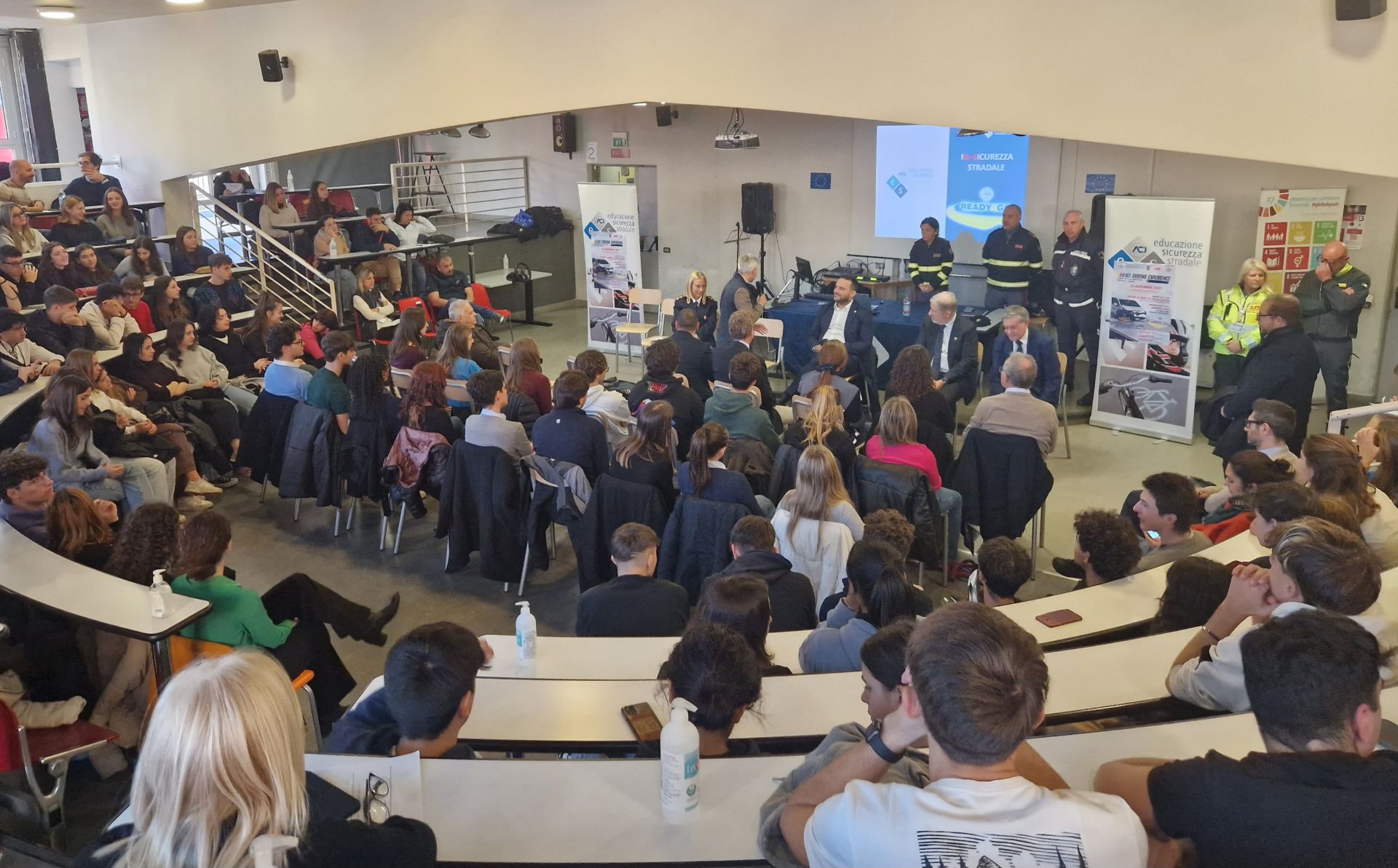 Genova, gli studenti del Firpo a lezione di sicurezza stradale: gli incidenti in calo del 6% nell'ultimo anno