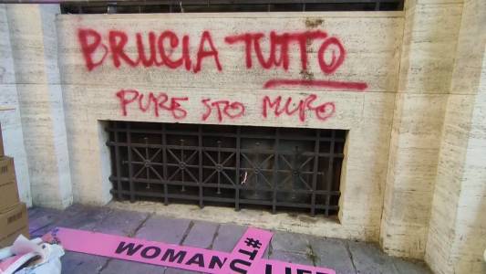 Genova, vandalizzato il 'Wall of Dolls' di piazza De Ferrari