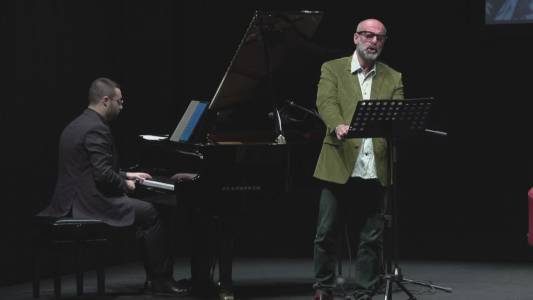 Liliana Segre a Genova: Davide Livermore intona il Kaddish, il canto ebraico per gli scomparsi (VIDEO)