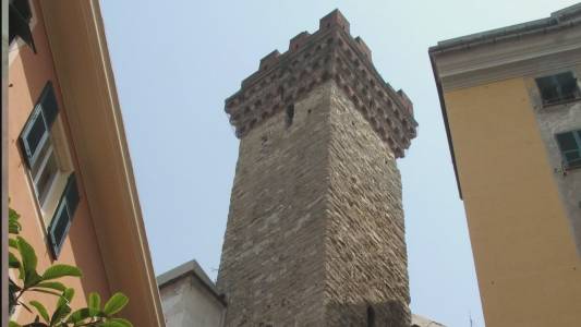 Genova, via ai lavori di restauro della Torre degli Embriaci nel centro storico