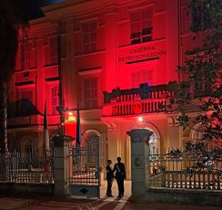 25 novembre Giornata Internazionale contro la violenza sulle donne: i Carabinieri di Imperia dicono No illuminando di arancione la caserma Somaschini