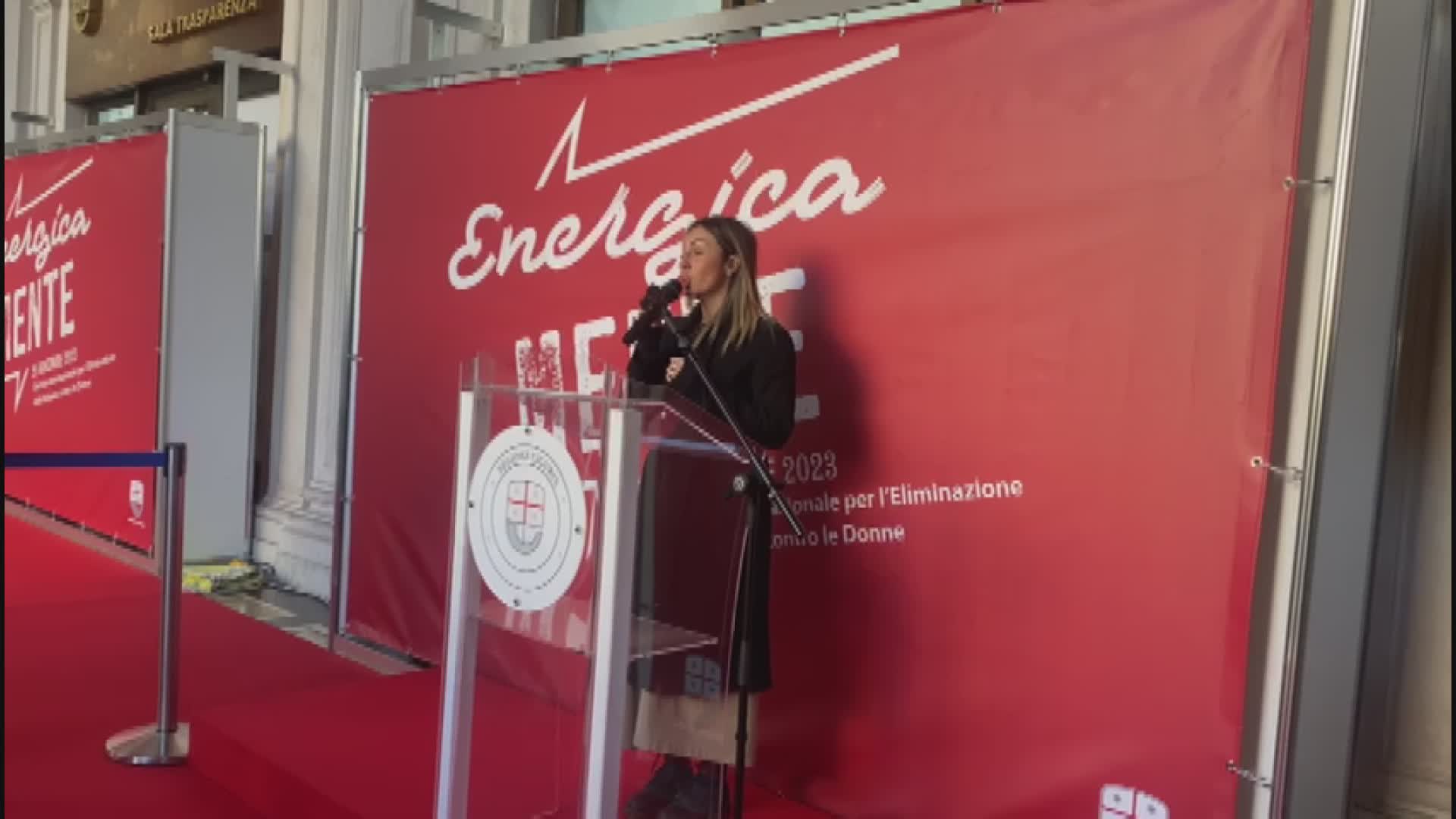 Genova, un grande tappeto rosso a De Ferrari: anche Regione Liguria in piazza contro la violenza sulle donne