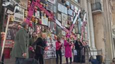 Genova, Toti contestato in piazza da un gruppo di donne nella giornata contro la violenza di genere