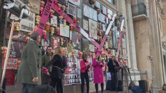 Genova, Toti contestato in piazza da un gruppo di donne nella giornata contro la violenza di genere