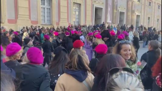 Genova, "Wall of Dolls" organizza a de Ferrari flash mob nella giornata contro la violenza di genere