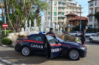 Imperia, carabiniere e avvocato falsi truffano e derubano un'anziana: denunciati 