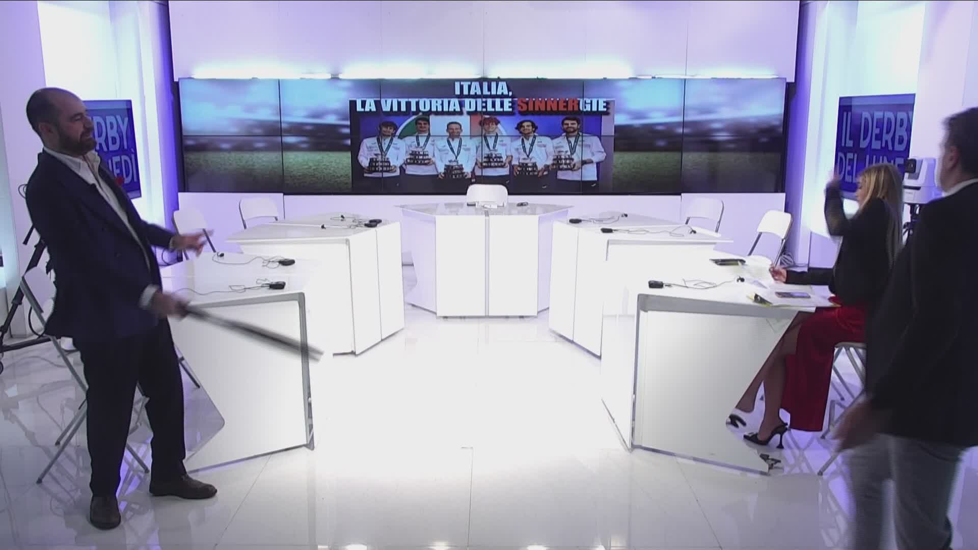Derby del Lunedì, è tennis mania: partita in studio fuori onda dal finale imprevedibile