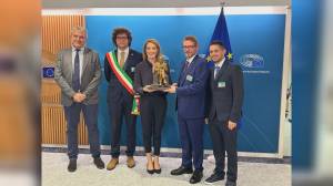 Stella, il sindaco Castellini dona una copia della statua di Pertini alla presidente del Parlamento Europeo