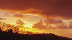 Genova, tromba d'aria al tramonto tra Sestri Ponente e Pegli (VIDEO)