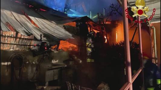 Genova: incendio nella notte a Sant'Eusebio, in fiamme capanno di falegnameria