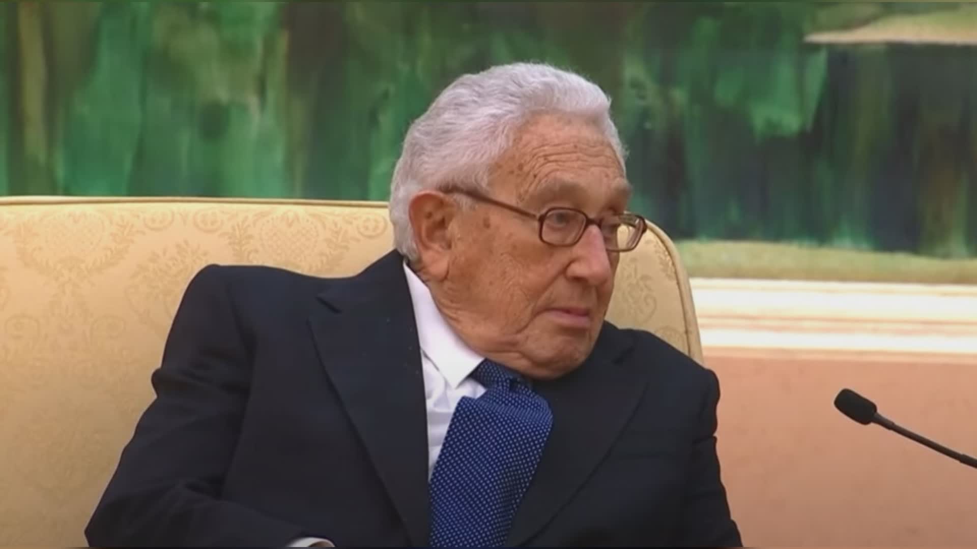 È morto Henry Kissinger, l'ex segretario di Stato Usa aveva 100 anni. Una sua vacanza a Portofino fu citata nella famosa serie tv "Dynasty"