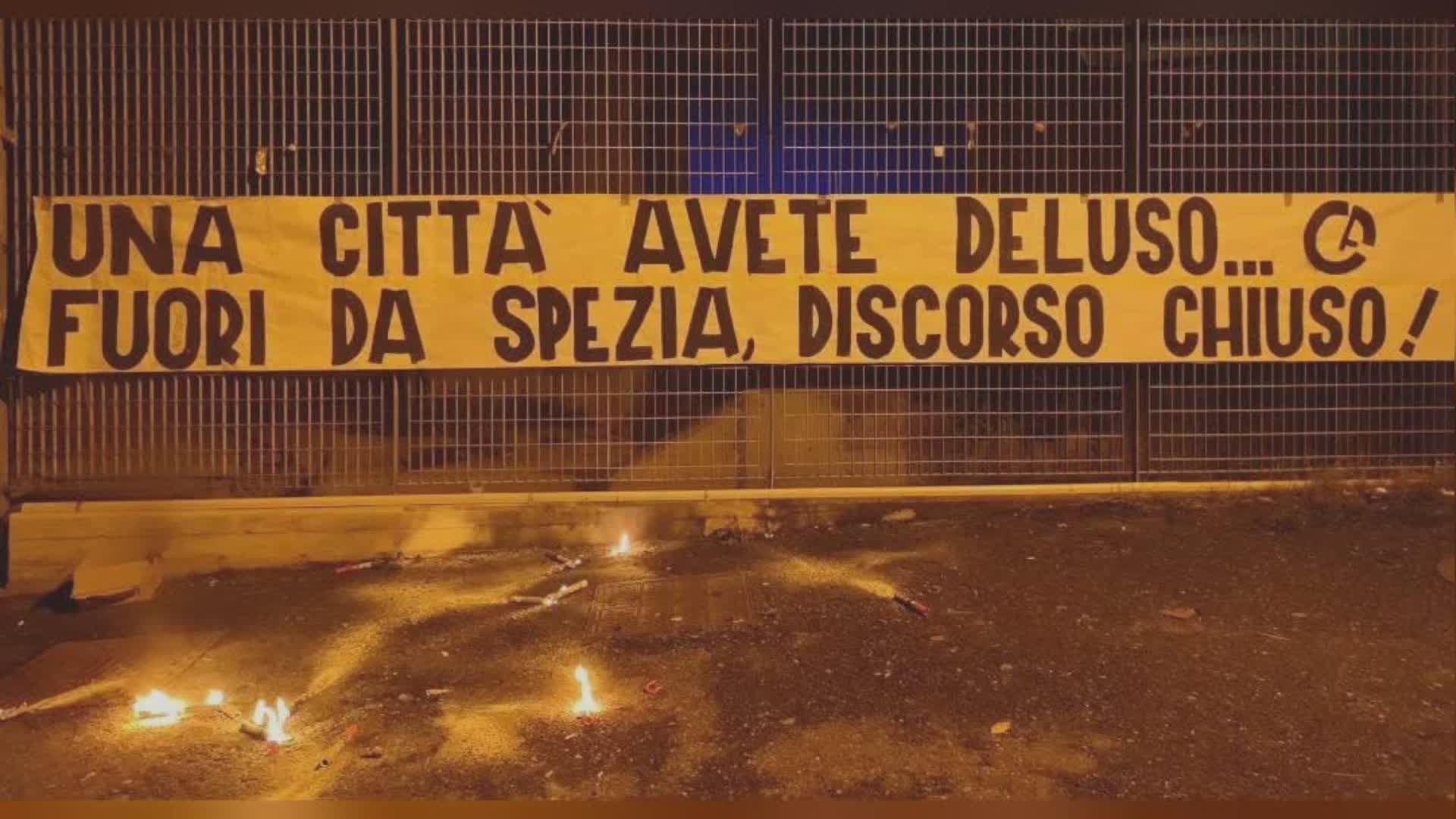 Spezia, protesta dei tifosi davanti alla sede del club: faccia a faccia con l'a.d. Gazzoli