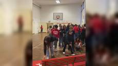 Recco, studenti del Liceo Nicoloso dipingono una panchina di rosso per le vittime di femminicidio