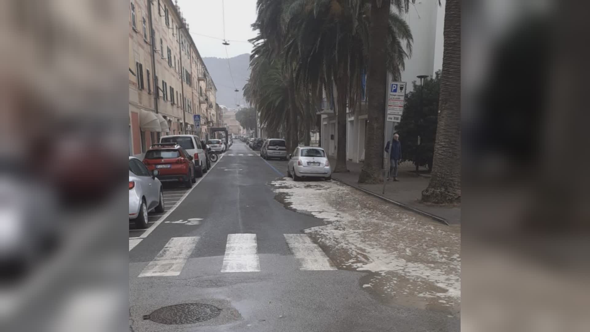 Sestri Levante, mareggiata e piccoli allagamenti in città