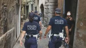 Genova, controlli di polizia in centro storico: 33 denunce, chiuse 2 attività commerciali