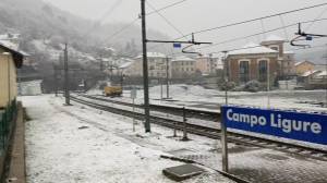 Liguria, fiocchi di neve nell'entroterra: imbiancate le vallate (VIDEO)