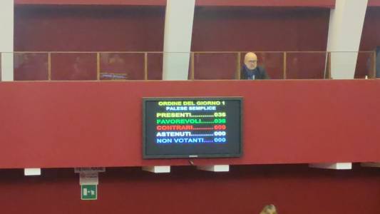 Genova, sacrario RSI: anche il sindaco Bucci vota odg per rimuovere dicitura da delibera