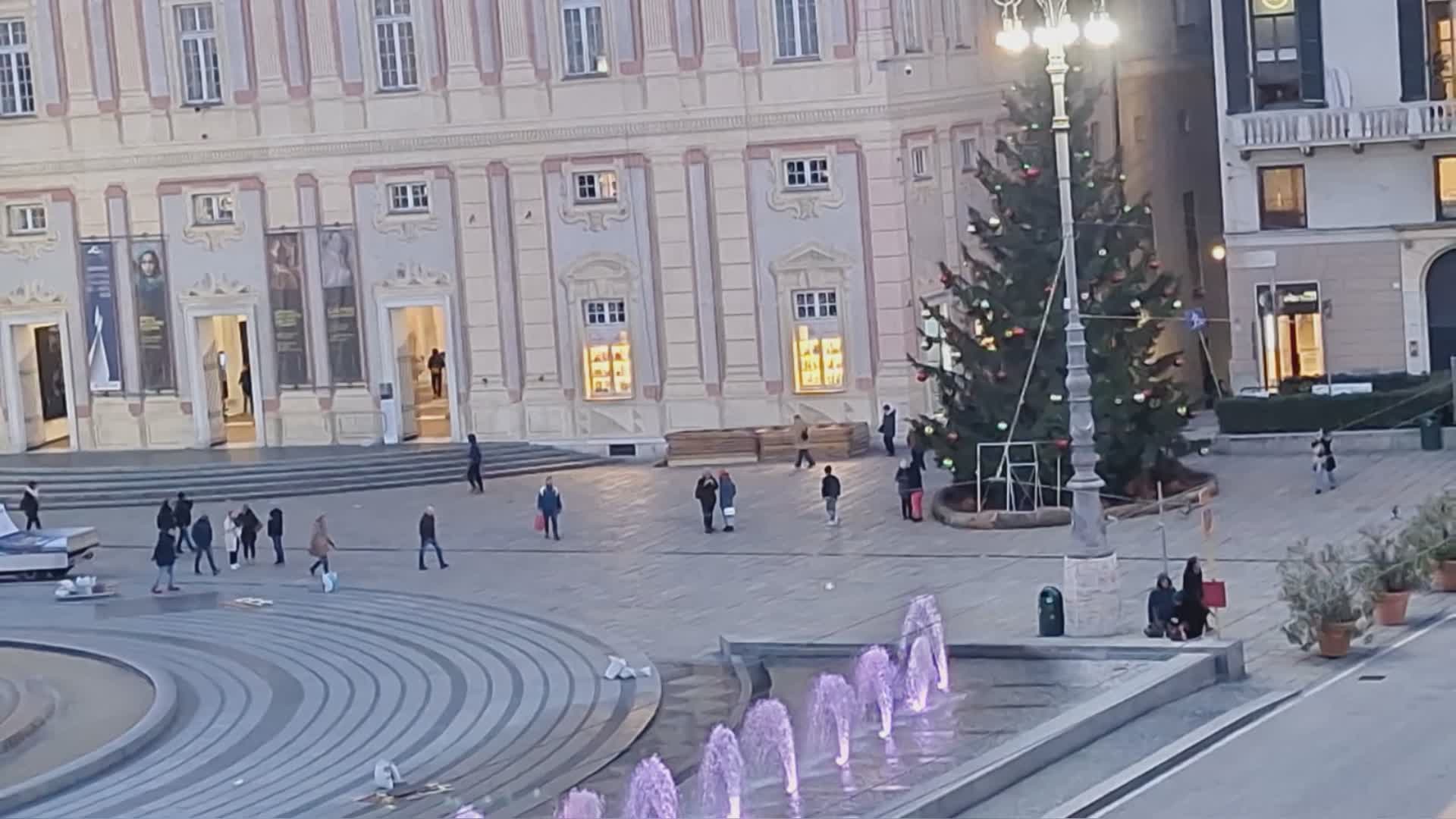 Maltempo in arrivo, a Genova la Regione anticipa a giovedì 7 dicembre l'accensione dell'albero in piazza De Ferrari