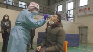 Covid e influenza, il farmacista: "Tanti casi, crescono tamponi e mascherine"