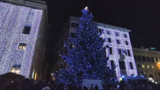 Genova, si accende il Natale: spettacolo di luci e musica in piazza De Ferrari