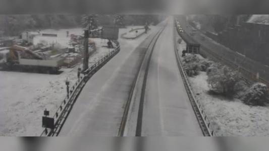 Liguria, le feste si aprono con la neve: fiocchi in autostrada nell'entroterra. Allerta gialla fino alle 19